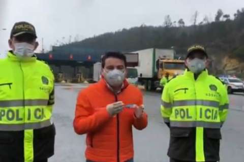 Gobernador de Cundinamarca supervisa salida de vehículos de Bogotá
