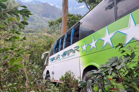 Vía Bogotá – La Vega: así fue el accidente en el que un bus cayó por un barranco