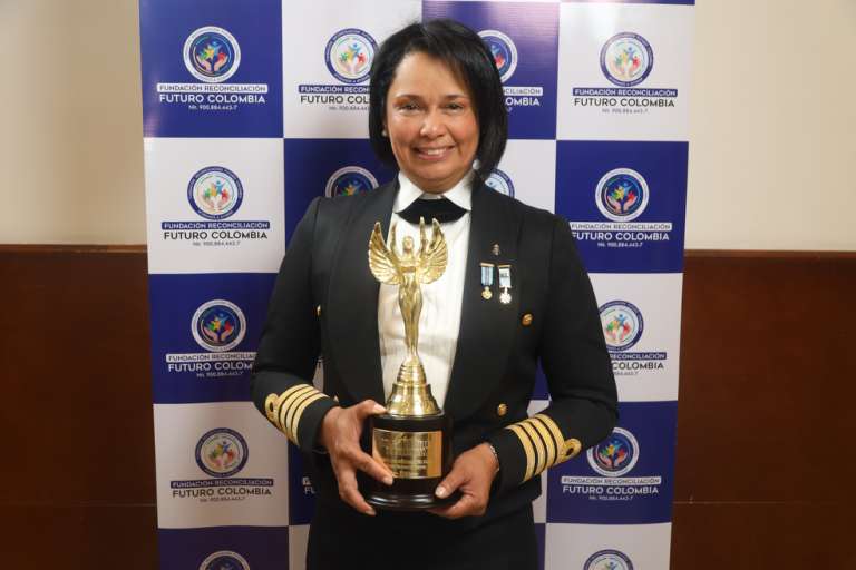 Carolina Gomez de castillo, Capitan de avio Armada Nacional.