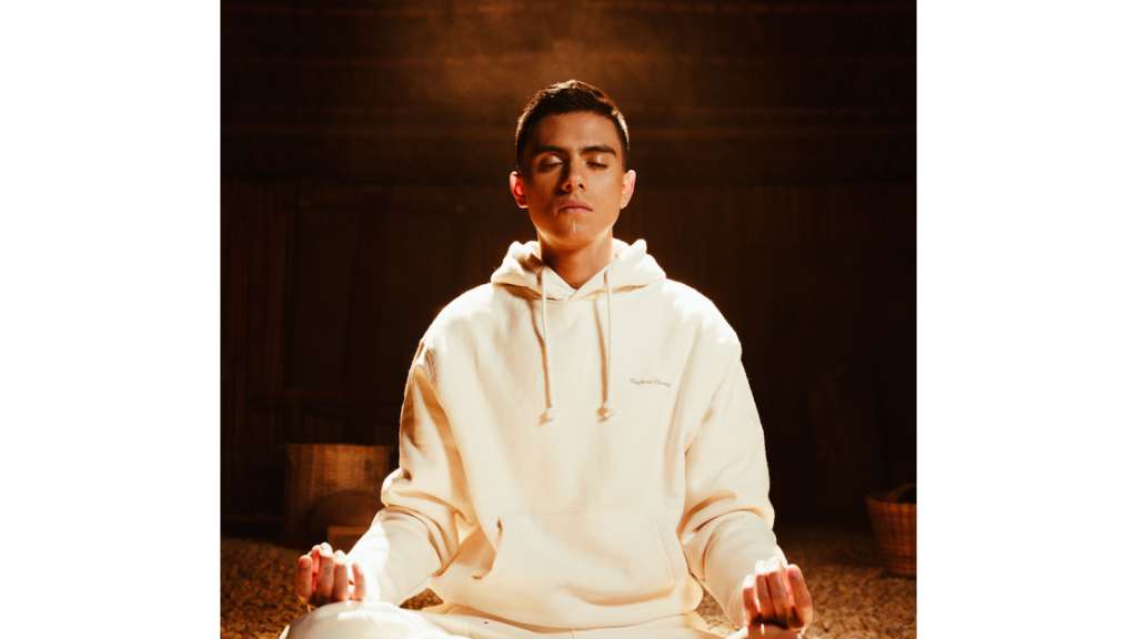 Nico Hernández lanza “Eres”, su nuevo estilo entre pop, regional y ancestral