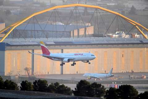 ¿Qué pasa en el aeropuerto de Madrid? Caos por solicitudes masivas de asilo