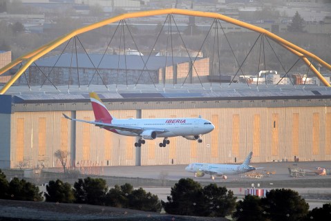 ¿Qué pasa en el aeropuerto de Madrid? Caos por solicitudes masivas de asilo