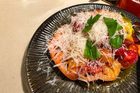 Ensalada de tomate y albahaca fresca: receta fácil de verano