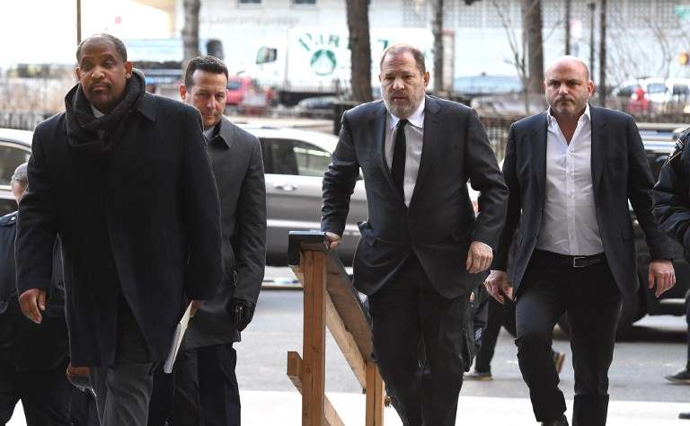 Harvey Weinstein acudió al tribunal con sus nuevos defensores, Jose Baez y Ronald Sullivan. / AFP