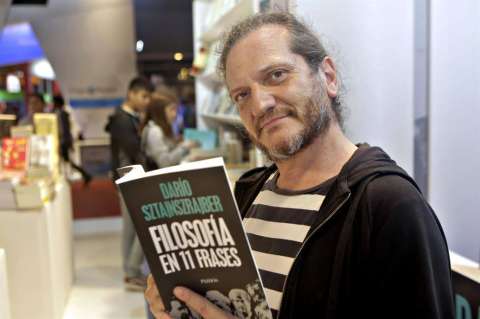 "Filosofía en once frases", el libro que lleva el canon filosófico a la calle