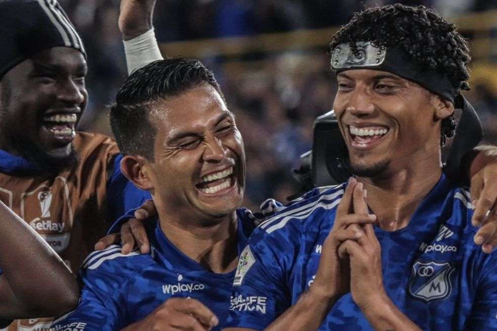 La celebración de Juan Carlos Pereira, por sus tres goles en el clásico añejo.
