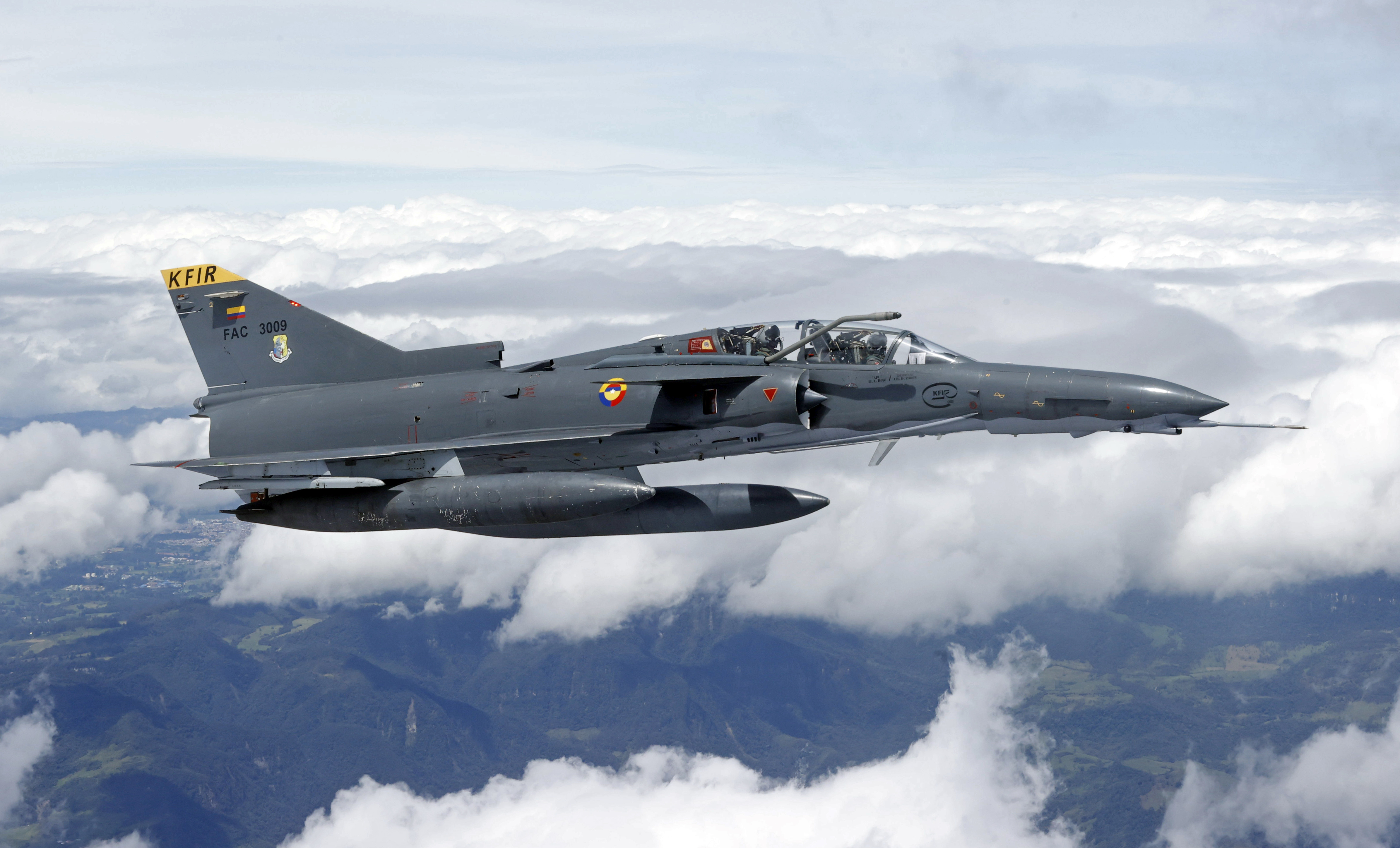AME2622. BOGOTÁ (COLOMBIA), 17/07/2024.- Un avión de combate Kfir vuela este miércoles durante un ensayo previo al desfile militar del 20 de Julio, Día de la Independencia de Colombia, en Bogotá (Colombia). EFE/ Mauricio Dueñas Castañeda