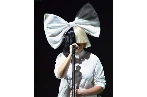 Sia agradece el apoyo tras superar su adicción al alcohol y a las drogas