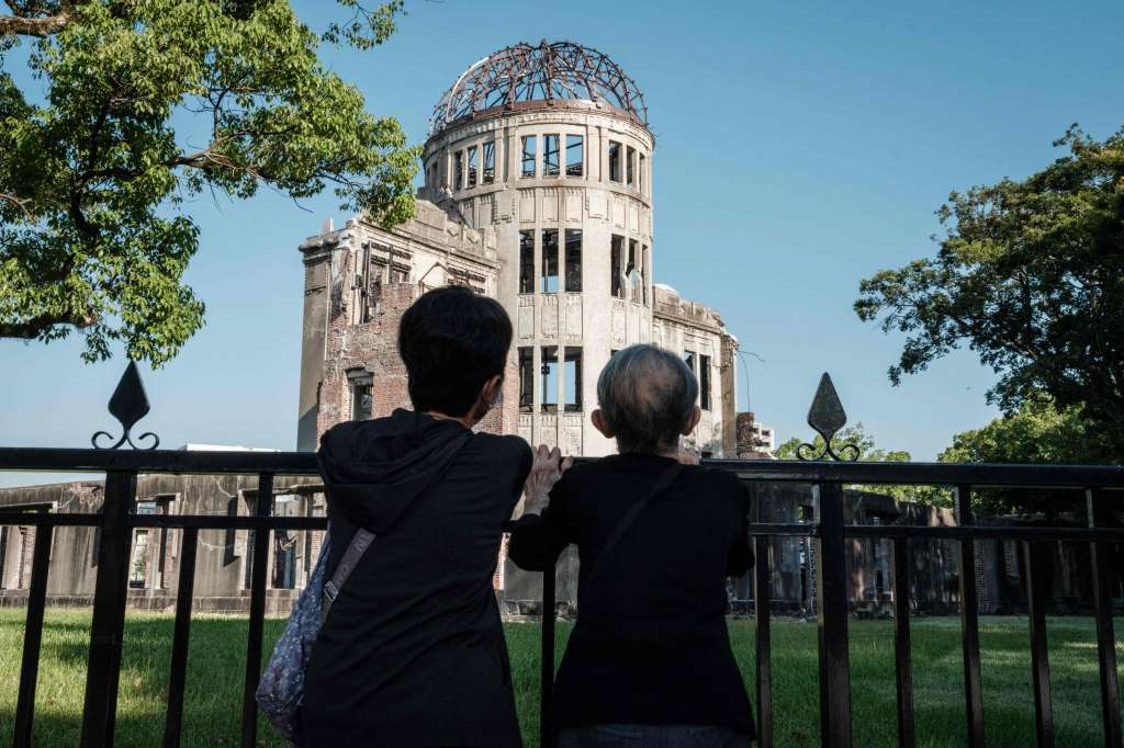 Uno de los sobrevivientes de la bomba de Hiroshima junto a su hija.