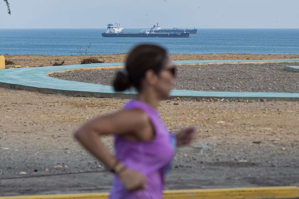 AME1394. PUNTO FIJO (VENEZUELA), 23/08/2026.- Una mujer participa en la carrera 10K Paraguaná este domingo, en Punto Fijo, península de Paraguaná, estado Falcón (Venezuela). EFE/Henry Chirinos