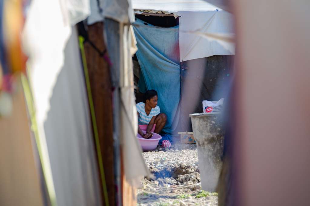 AME815. PUERTO PRÍNCIPE (HAITÍ), 09/07/2024.- Mujeres lavan ropa en el Teatro Rex, que ahora es un refugio para desplazados por la violencia, este martes en Puerto Príncipe (Haití). La acción de las bandas armadas ha afectado profundamente a la atención sanitaria en Haití debido a los saqueos e incendios provocados en hospitales, farmacias y contenedores con medicamentos e insumos, así como a un limitado funcionamiento de laboratorios de producción de medicamentos, a lo que se ha sumado el éxodo masivo de profesionales de la salud y secuestro de personal médico. EFE/ Mentor David Lorens