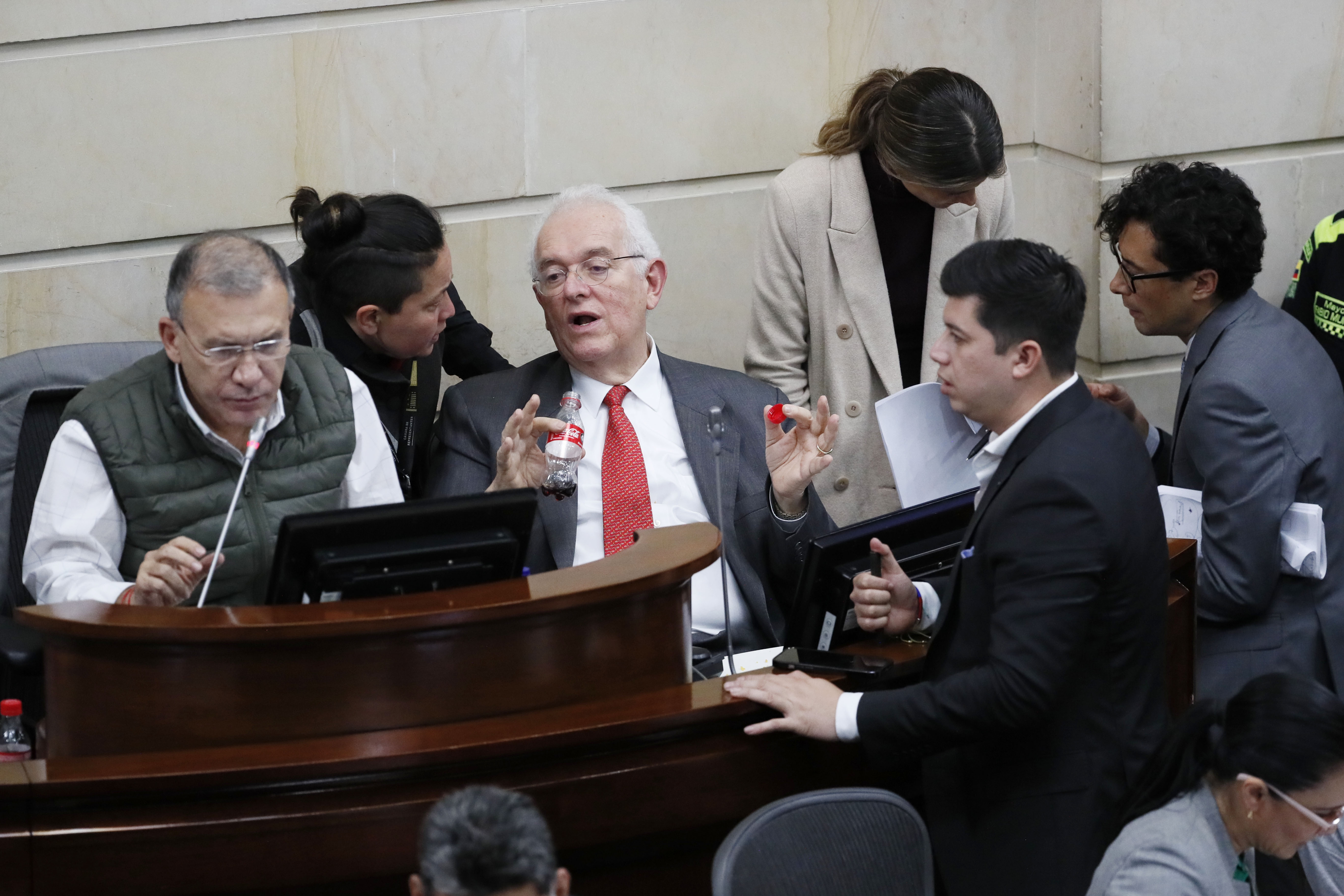 BOG400. BOGOTÁ (COLOMBIA), 02/11/2022.- El presidente del Senado colombiano, Roy Barreras (i), habla hoy durante un debate sobre la reforma tributaria en la plenaria del Senado en Bogotá (Colombia). El Congreso inició la discusión de la reforma tributaria del Gobierno colombiano de Gustavo Petro, con la que espera recaudar alrededor de 4.000 millones de dólares el próximo año. EFE/ Carlos Ortega