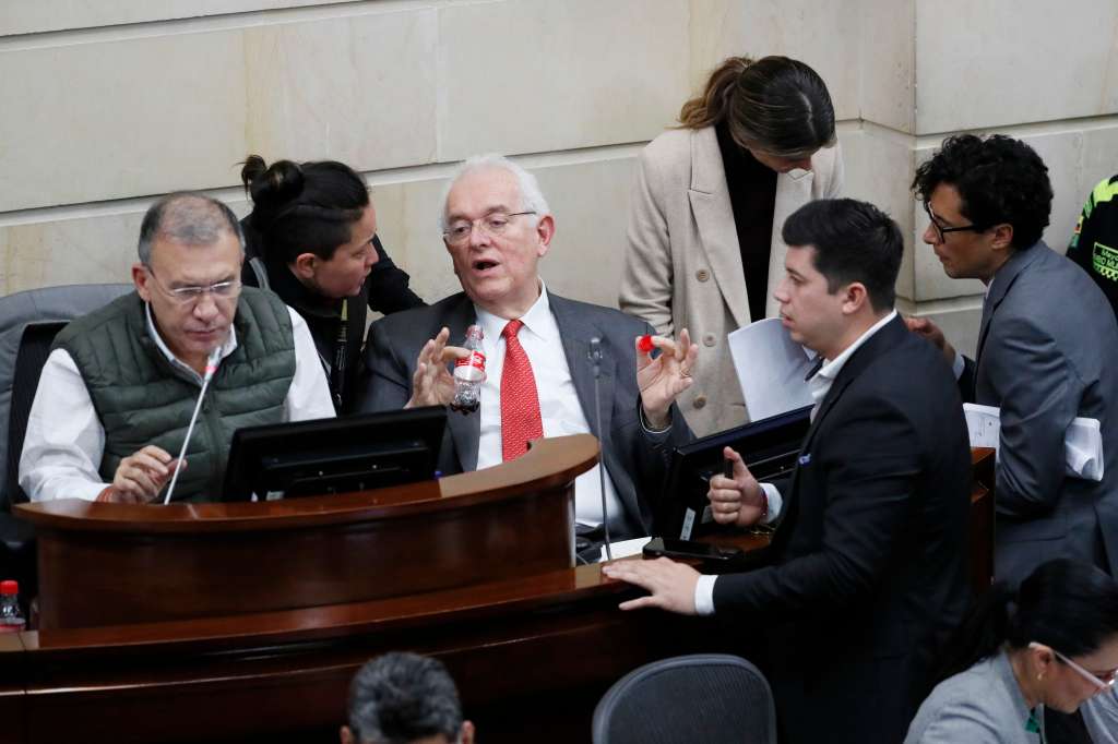BOG400. BOGOTÁ (COLOMBIA), 02/11/2022.- El presidente del Senado colombiano, Roy Barreras (i), habla hoy durante un debate sobre la reforma tributaria en la plenaria del Senado en Bogotá (Colombia). El Congreso inició la discusión de la reforma tributaria del Gobierno colombiano de Gustavo Petro, con la que espera recaudar alrededor de 4.000 millones de dólares el próximo año. EFE/ Carlos Ortega