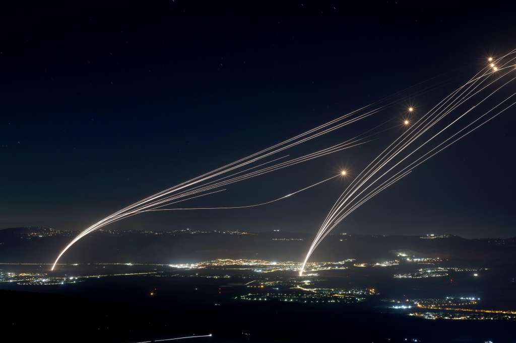 Upper Galilee (Israel), 03/08/2024.- Projectiles fired from the Israeli Iron Dome air defense system to intercept missiles fired from southern Lebanon, over the upper Galilee, northern Israel, early 04 August 2024. The Israeli army reported that around 50 missiles were launched from southern Lebanon into Israel territories. On 03 August the IDF had reported to have struck Hezbollah targets in southern Lebanon. (Cúpula de Hierro, Líbano, Hizbulá/Hezbolá) EFE/EPA/ATEF SAFADI