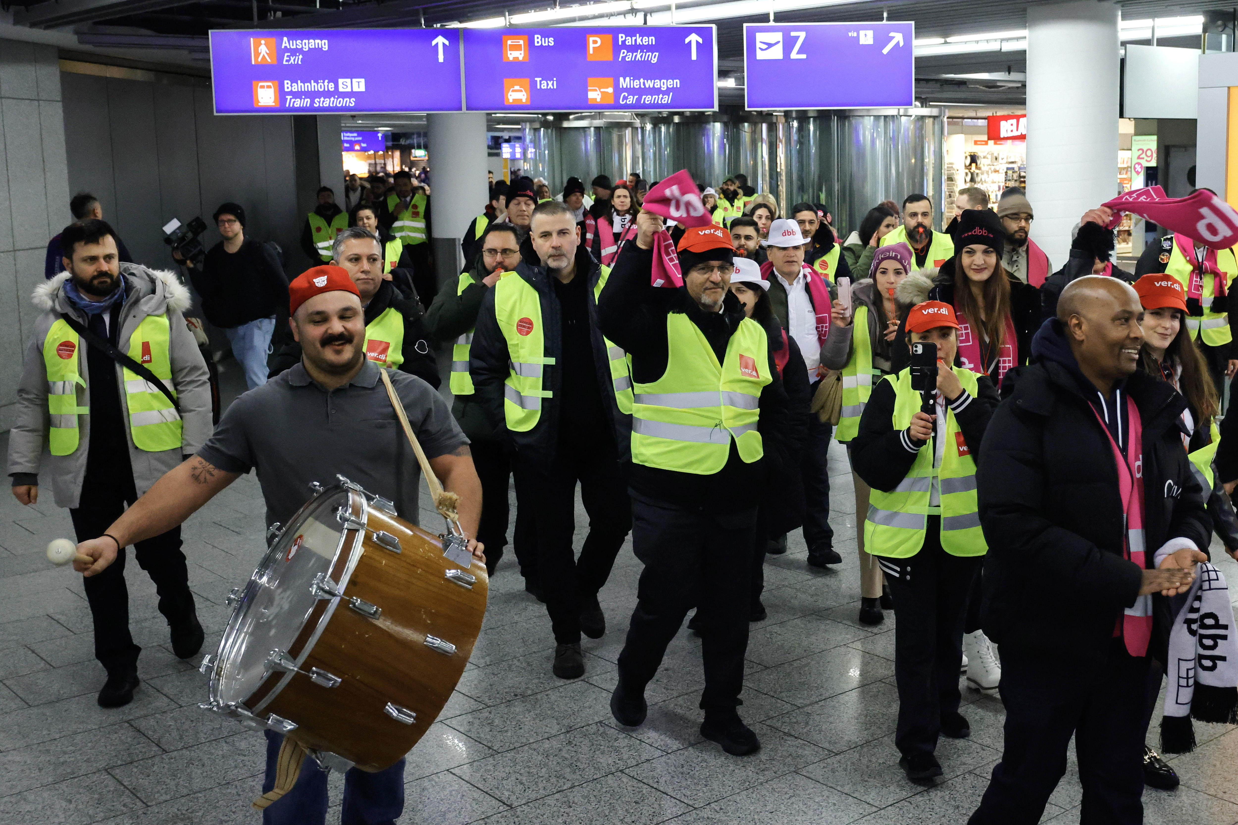 Frankfurt (Germany), 01/02/2024.- Employees of the aviation security sector take part in a strike at the airport in Frankfurt, Germany, 01 February 2024. The United Services Union (ver.di) has called for all-day strikes at several German airports on 01 February. Strikes will take place at the airports in Hamburg, Bremen, Hannover, Berlin, Cologne, Duesseldorf, Leipzig, Dresden, Erfurt, Frankfurt Main and Stuttgart. (Alemania, Colonia, Dresde, Hamburgo) EFE/EPA/RONALD WITTEK