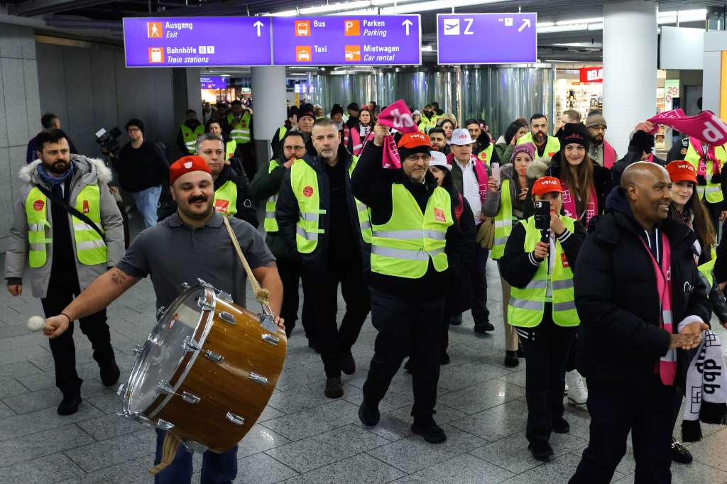 Frankfurt (Germany), 01/02/2024.- Employees of the aviation security sector take part in a strike at the airport in Frankfurt, Germany, 01 February 2024. The United Services Union (ver.di) has called for all-day strikes at several German airports on 01 February. Strikes will take place at the airports in Hamburg, Bremen, Hannover, Berlin, Cologne, Duesseldorf, Leipzig, Dresden, Erfurt, Frankfurt Main and Stuttgart. (Alemania, Colonia, Dresde, Hamburgo) EFE/EPA/RONALD WITTEK