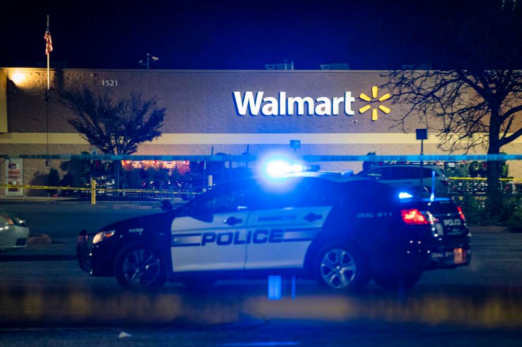 Chesapeake (United States), 23/11/2022.- Police officers work at the scene of a mass shooting at the Walmart Supercenter in Chesapeake, Virginia, USA, 23 November 2022. Leo Kosinski of the Chesapeake Police Department said officers responded to a report of a shooting at around 10:15 pm 22 November 2022. At least seven people including the shooter died in the shooting, police said. (Estados Unidos) EFE/EPA/SHAWN THEW