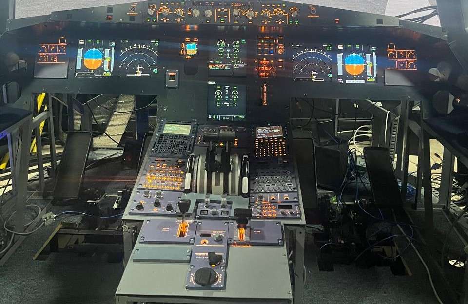 El equipo de Indoamericana está diseñado para replicar con alta exactitud las funciones operativas reales de un piloto en diferentes condiciones que pueda vivir en una cabina de avión. Además, el Airbus 320 es uno de los más utilizados en el mundo en el sector comercial.