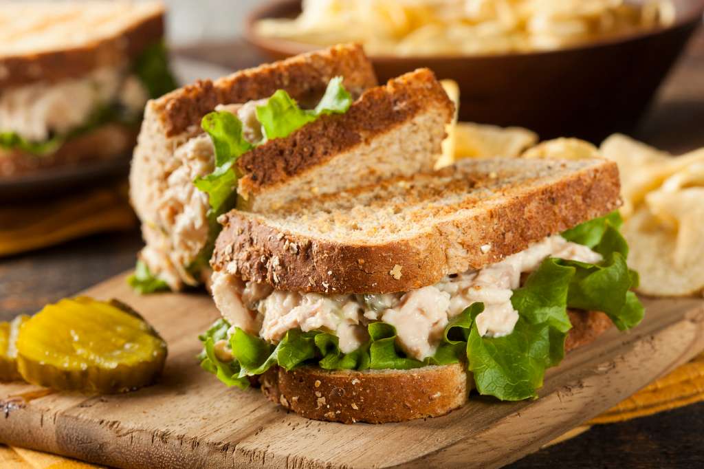 Sándwich de atún con queso
