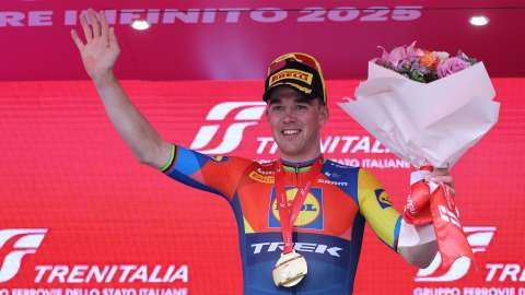Pedersen inaugura la carrera y Landa se retira