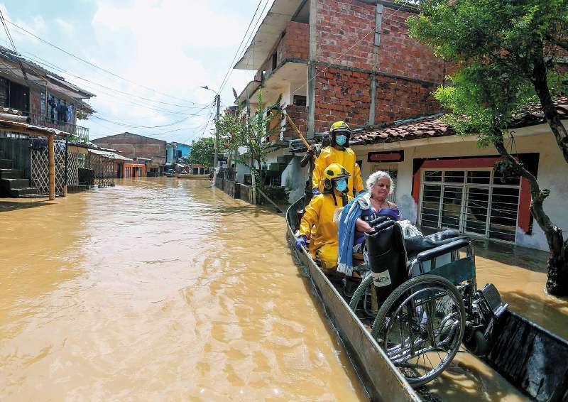 La ley busca prevenir, identificar, registrar y garantizar derechos y atención a las poblaciones que sufren la emergencia climática. (Photo by AFP)