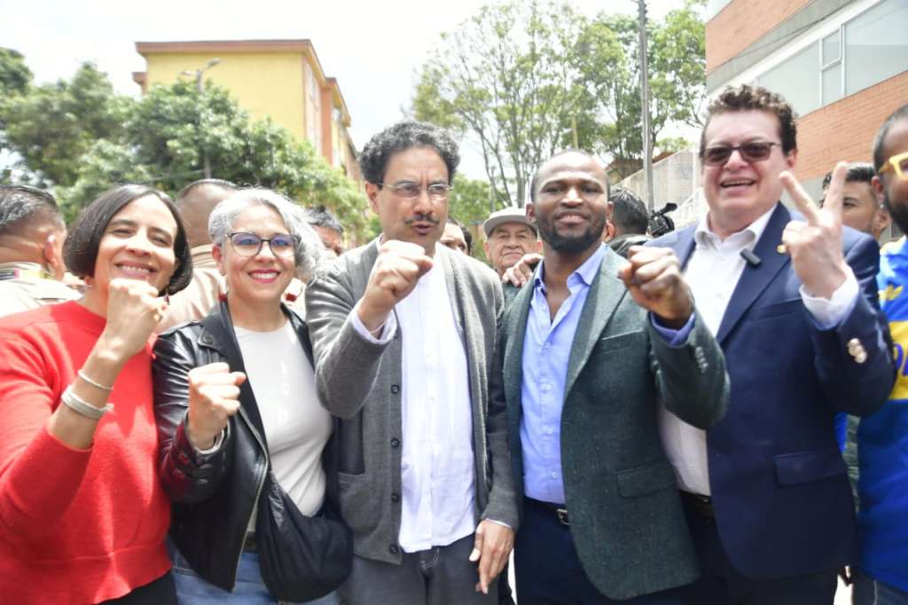 Susana Muhamad, María José Pizarro, Iván Cepeda, Alí Bantú y Alirio Uribe durante la votación del senador del Polo este 26 de octubre.