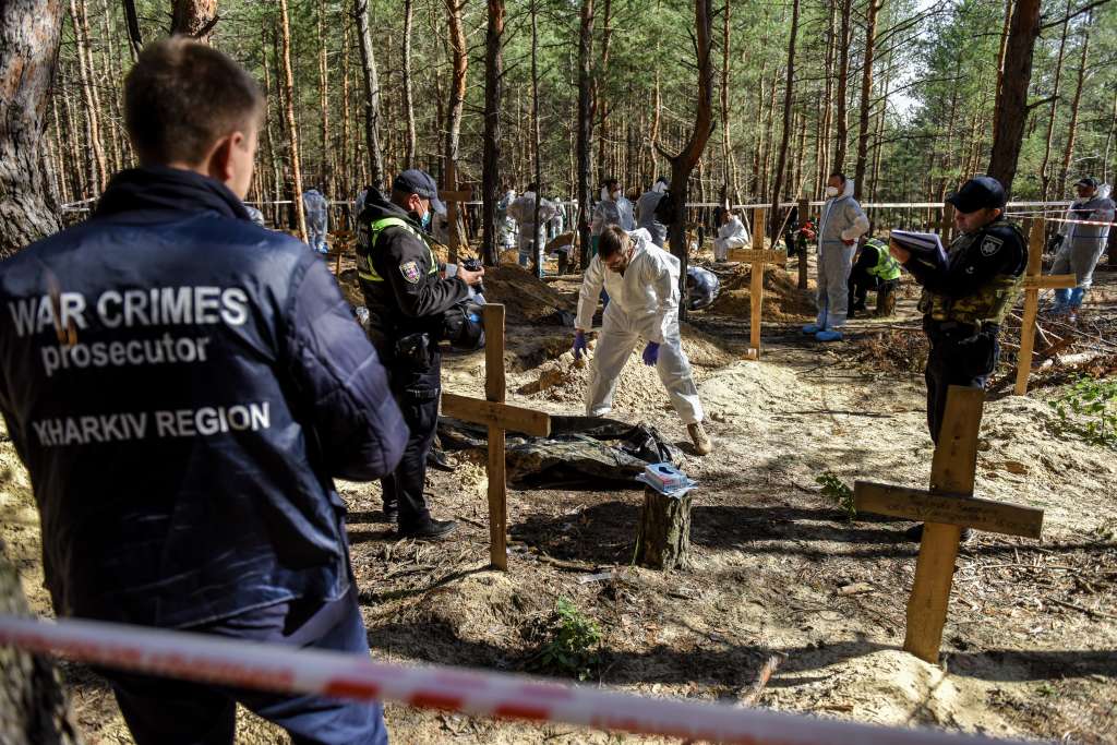 Kharkiv (Ukraine), 22/09/2022.- War crime prosecutor personnel during exhumation work on the cemetery in Izyum, Kharkiv region, Ukraine, 22 September 2022. The Ukrainian army pushed Russian troops from occupied territory in the northeast of the country in a counterattack. Kharkiv and surrounding areas have been the target of heavy shelling since February 2022, when Russian troops entered Ukraine starting a conflict that has provoked destruction and a humanitarian crisis. (Atentado, Rusia, Ucrania) EFE/EPA/OLEG PETRASYUK