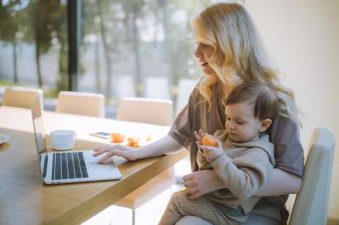Formación remota para mamás: empleo y educación flexible y sin requisitos