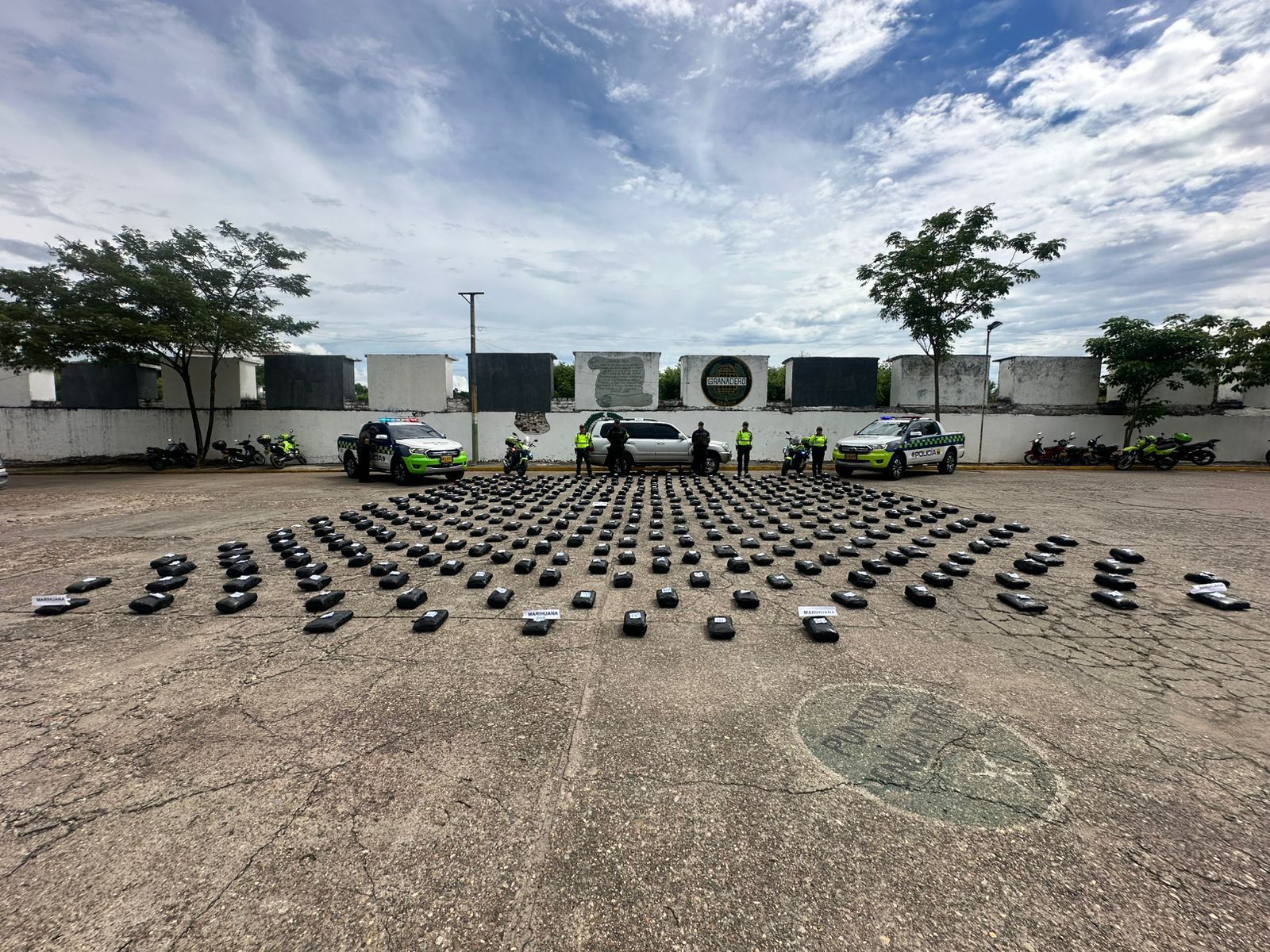 Incautación de 412 paquetes de marihuana.