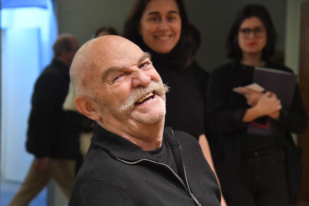 AME2067. BUENOS AIRES (ARGENTINA), 10/07/2025.- El escritor y periodista argentino Martín Caparrós asiste a un homenaje este jueves, en el Teatro Alvear en Buenos Aires (Argentina). A sala llena, una treintena de amigos, colegas y familiares de Caparrós leyeron pasajes de 'Antes que nada', su autobiografía publicada recientemente por Penguin Random House. Del evento participaron reconocidas figuras como Cristian Alarcón, Eduardo Anguita, Daniel Guebel, Miguel Rep y Leila Guerriero, entre otros. EFE/ Martín Quintana