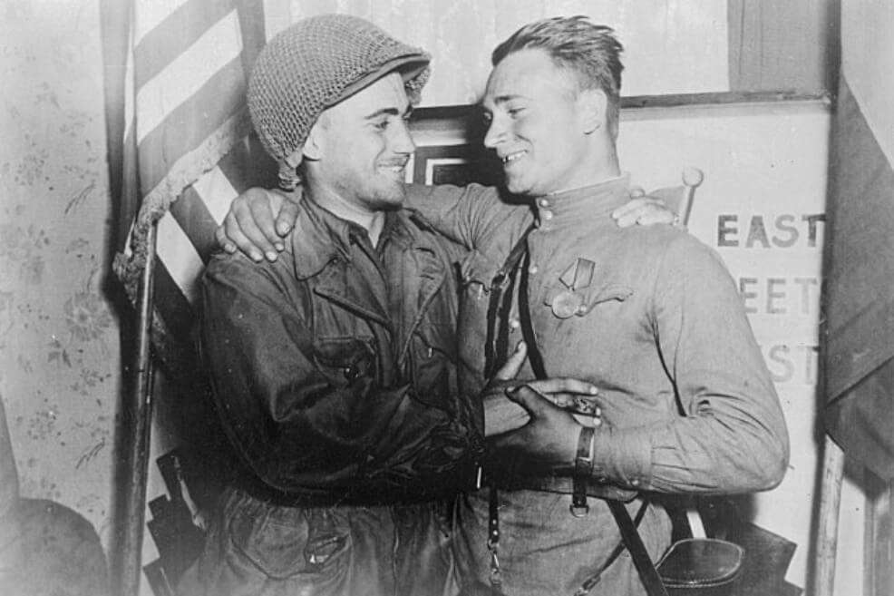 El día del Elba, se abrazan en la ciudad de Torgau el teniente William Robertson, oficial del ejército estadounidense, y el teniente Alexandr Silvashko, oficial del ejército rojo. / Foto: Pfc. William E. Poulson