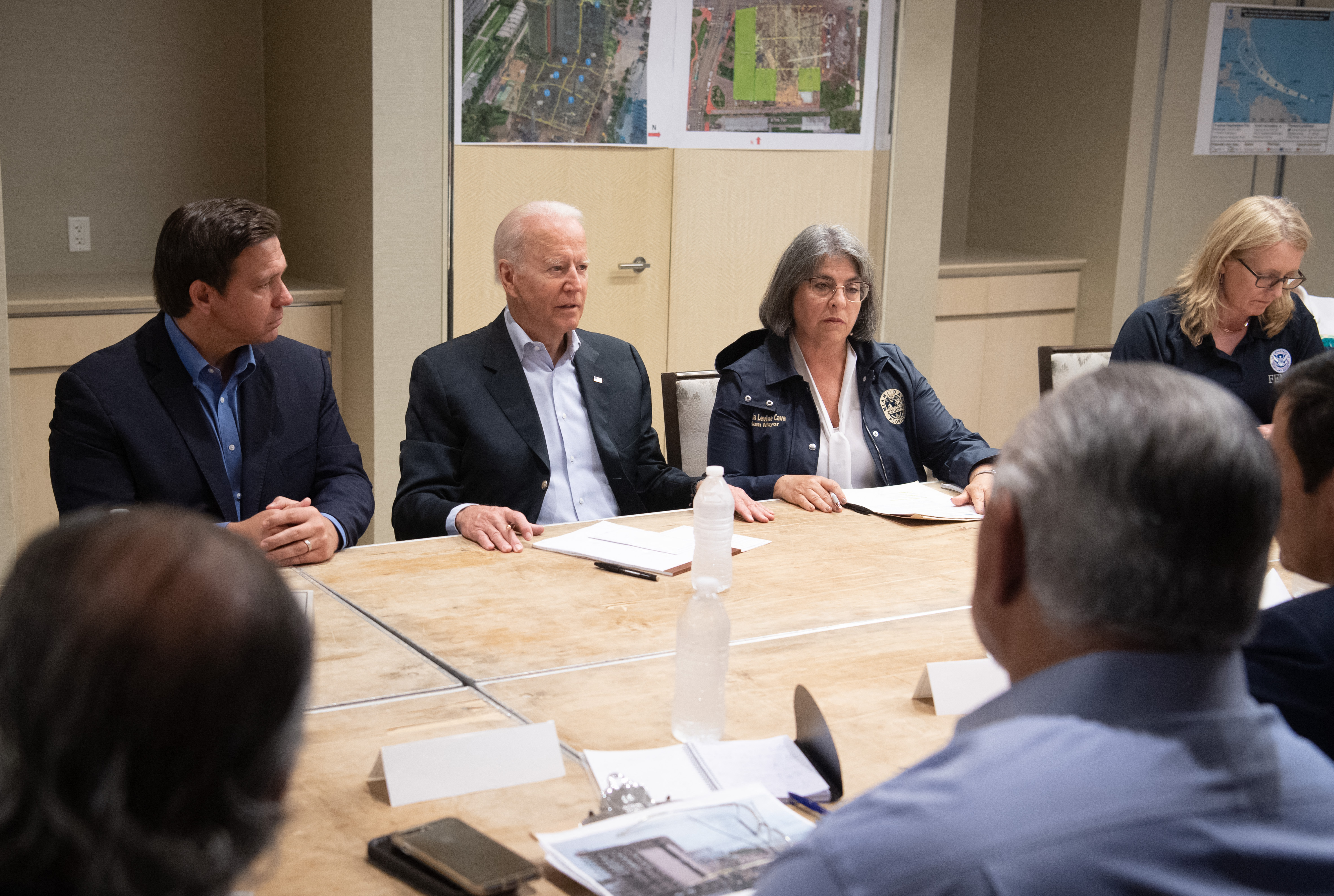 El primer punto de la agenda fue una reunión con Daniella Levine Cava, alcaldesa de Miami-Dade, y con el gobernador republicano de Florida, Ron DeSantis.