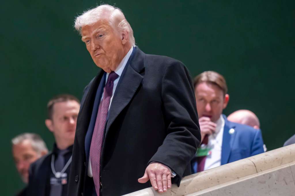 DAVOS (Switzerland), 22/01/2026.- US President Donald Trump leaves at the Annual Meeting of the World Economic Forum (WEF), in Davos, Switzerland, 22 January 2026. The 2026 summit, running from 19 to 23 January and held under the theme 'A Spirit of Dialogue,' brings together global political leaders, corporate executives, and scientists to address international challenges. (Suiza) EFE/EPA/LAURENT GILLIERON