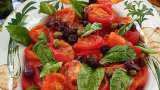 Receta para preparar ensalada de tomates asados, albahaca y balsámico