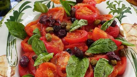 Receta para preparar ensalada de tomates asados, albahaca y balsámico