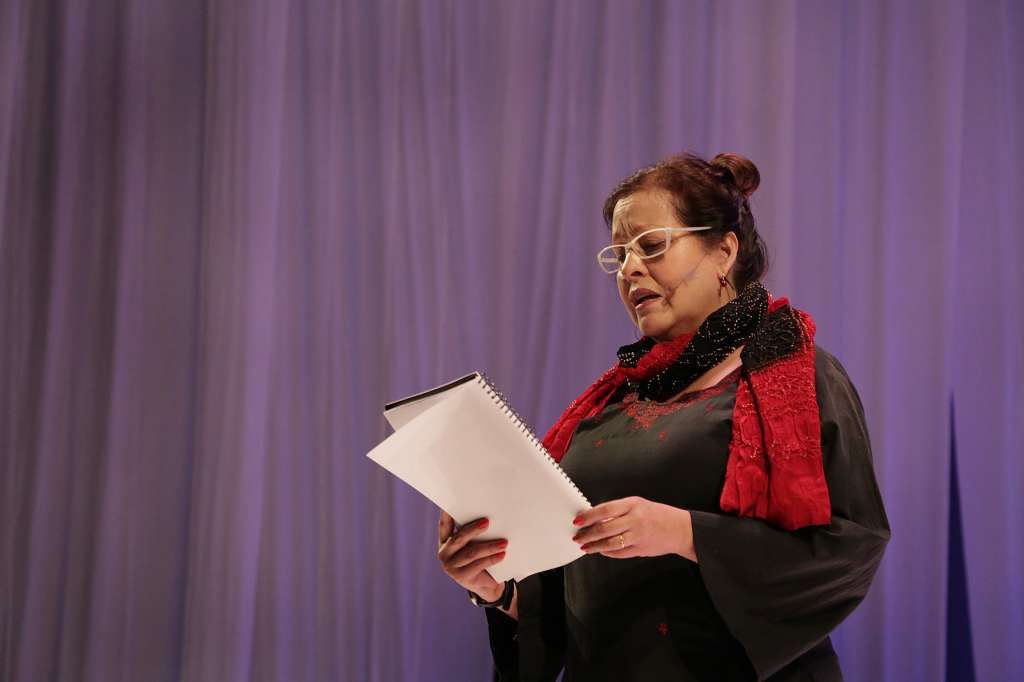 La actriz Carmenza Gómez en uno de los ensayos de "poemas de amor". / Cortesía: Andi Gomet