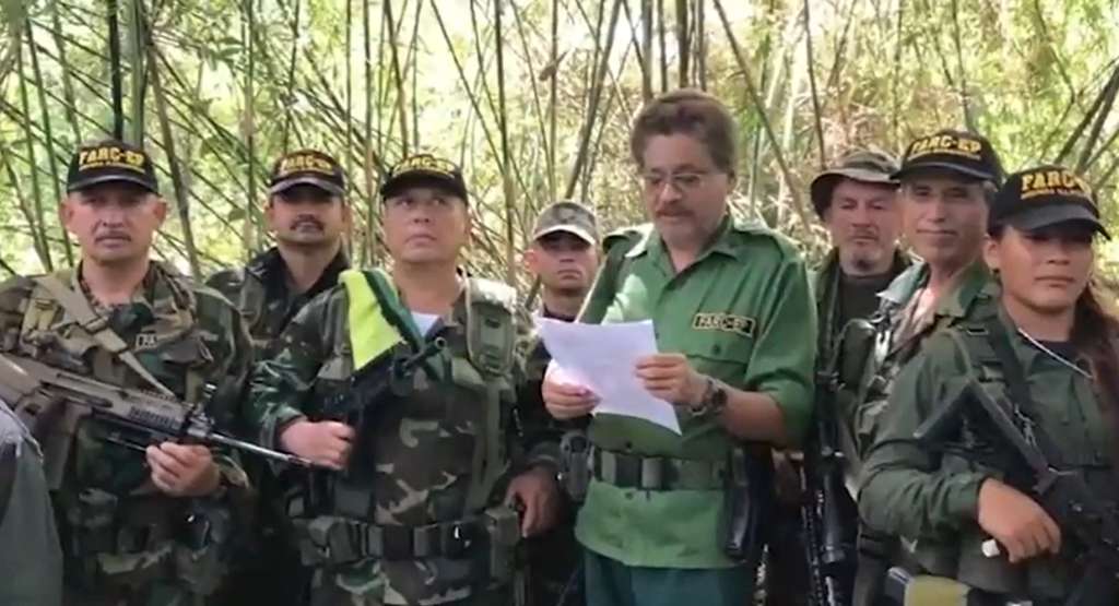 Jhon 40, con una bayetilla en su hombro derecho, fue uno de los jefes de narcotráfico más importantes de las Farc.