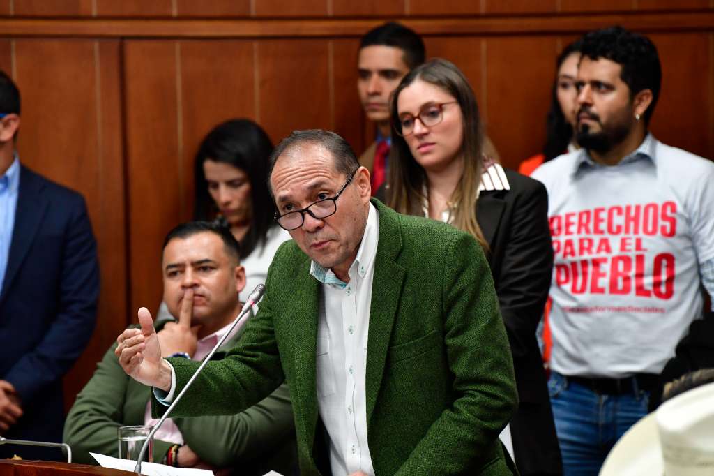 Ministro de Trabajo durante el debate de la reforma laboral del gobierno de Gustavo Petro la cual se hundió en la Comisión Séptima del Senado