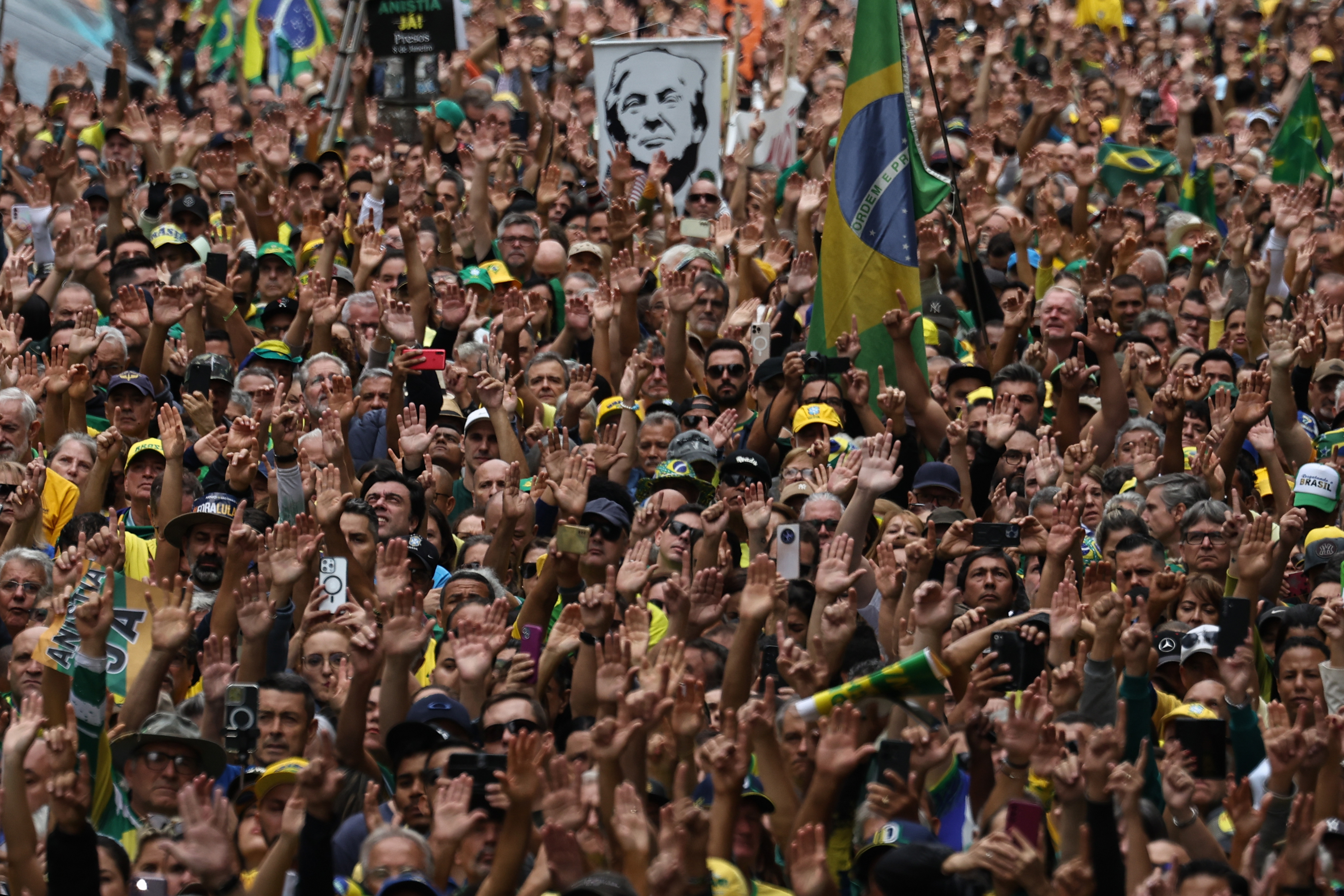 AME6316. SAO PAULO (BRASIL), 06/04/2025.- Simpatizantes del expresidente Jair Bolsonaro, participan en una manifestación este domingo, en Sao Paulo (Brasil). Bolsonaro, enjuiciado penalmente por golpe de Estado, dijo durante una multitudinaria manifestación que convocó en la ciudad de São Paulo, que está siendo perseguido como ocurrió con Donald Trump, en Estados Unidos, y con Marine Le Pen, en Francia. EFE/ Isaac Fontana
