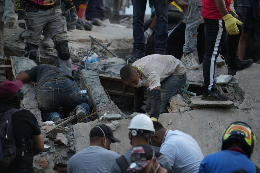 AME7690. CALI (COLOMBIA), 10/08/2026.- Personas trabajan en labores de rescate en una edificación colapsada por el terremoto de magnitud 7,4 que sacudió al país este lunes, en Cali (Colombia). EFE/ Ernesto Guzmán Jr