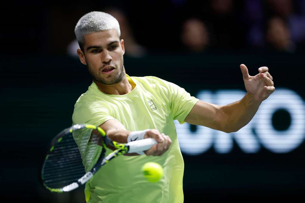 Nanterre (France), 28/10/2025.- Carlos Alcaraz of Spain in action during his second round match against Cameron Norrie of Great Britain at the ATP Paris Masters tennis tournament in Nanterre, outside Paris, France, 28 October 2025. (Tenis, Francia, Gran Bretaña, España, Reino Unido) EFE/EPA/YOAN VALAT