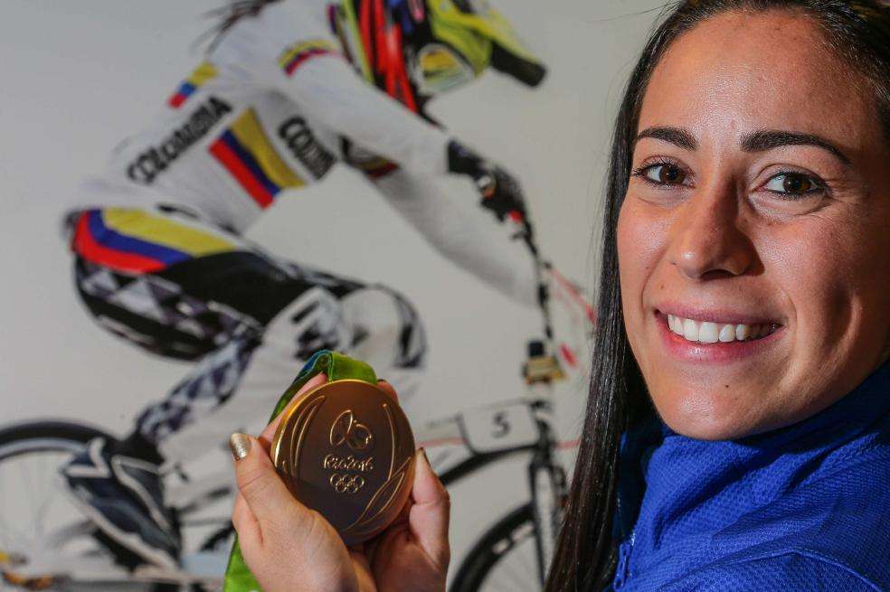 La doble campeona olímpica, Mariana Pajón, posa con su medalla dorada conseguida recientemente en Río 2016. / EFE
