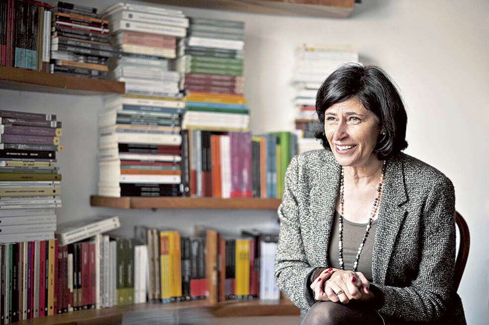 Yolanda Aúza, dueña de Wilborada 1047, librería que permanece abierta y promueve los pedidos a domicilio. / Yolanda Aúza,