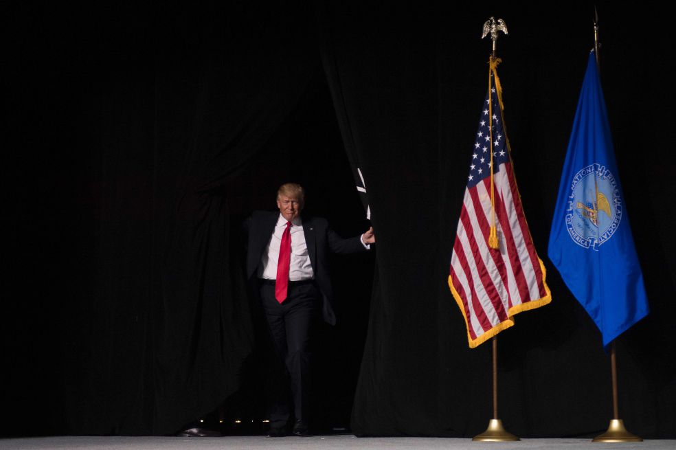 Donald Trump llegó a la Casa Blanca el 20 de enero de este año. Tras cien días allí, sigue generando dudas. / AFP