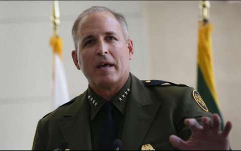 Al nuevo jefe de la Patrulla Fronteriza de EE. UU. los niños migrantes le parecen "pandilleros"