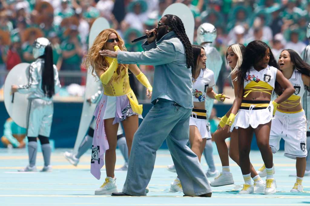 GR4204. CIUDAD DE MÉXICO (MÉXICO), 11/06/2026.- La cantante colombiana Shakira (i) y el nigeriano Burna Boy se presentan en la inauguración del Mundial de la FIFA 2026 este jueves, en el estadio Ciudad de México (México). EFE/ Sashenka Gutiérrez
