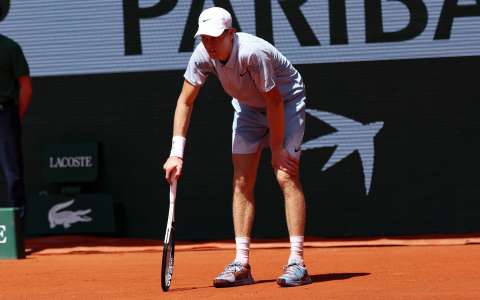 Jannik Sinner sufrió en Roland Garros y cayó contra Juan Manuel Cerúndolo. ¿Qué pasó?