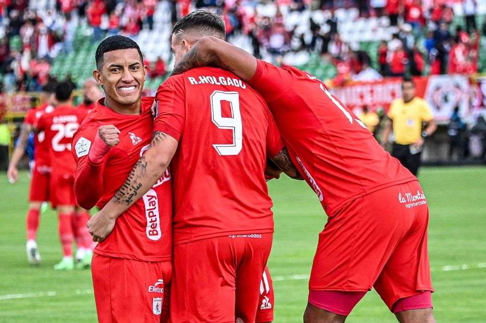 Cristian Barrios (izq.) y Rodrigo Holgado marcaron los goles que le dieron la victoria al América de Cali este sábado.