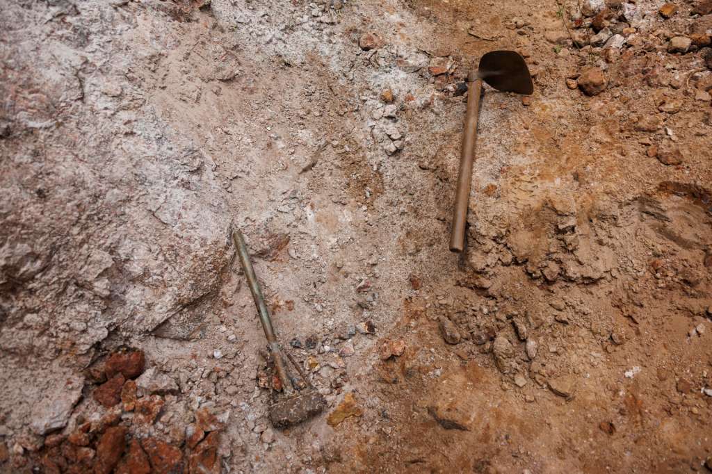 ACOMPAÑA CRÓNICA: BRASIL AMAZONIA AME3638. CURIONÓPOLIS (BRASIL), 30/09/2025.- Fotografía del 12 de septiembre de 2025 que muestra equipos utilizados para la extracción de mineral en una excavación del garimpo de 'Chico Osório', en Serra Pelada, en Curionópolis (Brasil). La mina de oro de Serra Pelada, la mayor excavación artesanal a cielo abierto de la historia de Brasil, quiere volver a funcionar como antaño, aunque las peleas entre los mineros, una deuda abultada y los requisitos ambientales dificultan ese sueño. EFE/Isaac Fontana