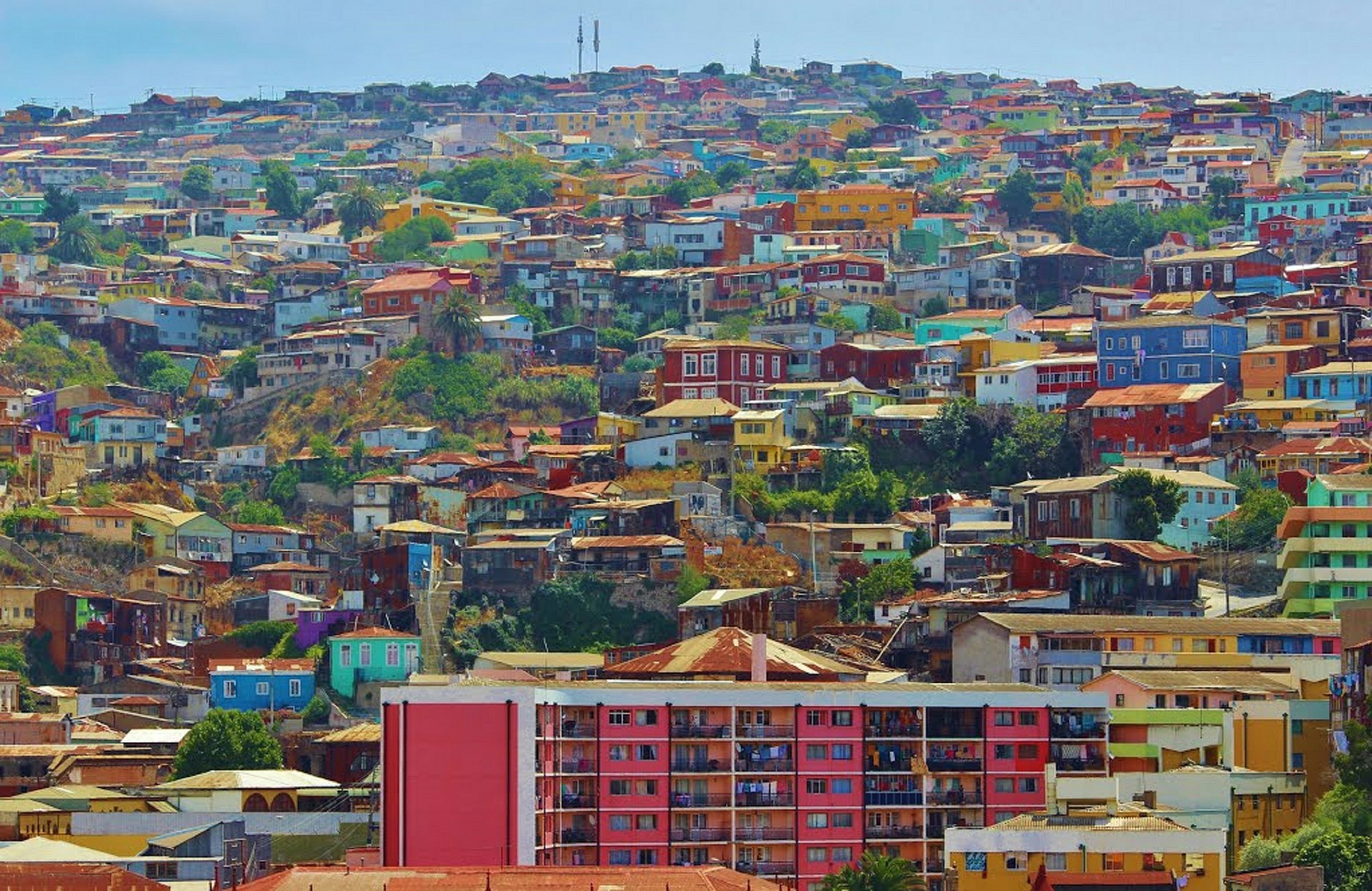 Valparaíso lo invita a descubrir un nuevo decorado urbano.